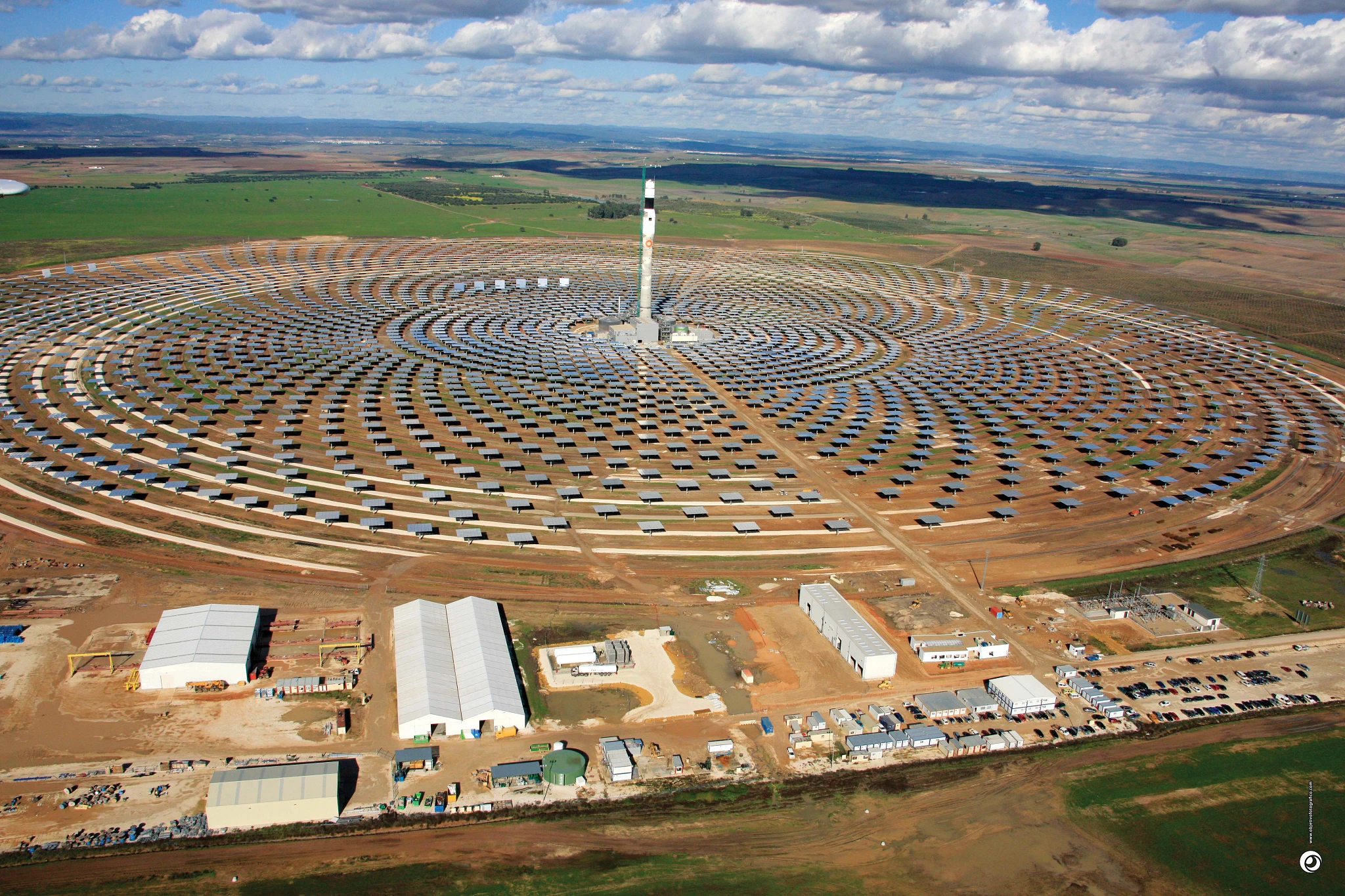 Gemasolar是一座带有熔盐储热系统的聚光太阳能发电站，位于西班牙塞维利亚省的Fuentes de Andalucía市范围内。
